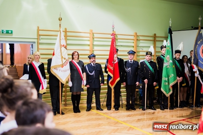 Zdjęcie w galerii na portalu naszraciborz.pl: Szkoła Podstawowa nr 3 w Raciborzu-Brzeziu ma nowy sztandar wiadomości z regionu