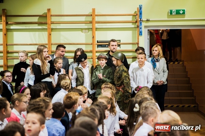 Zdjęcie w galerii na portalu naszraciborz.pl: Szkoła Podstawowa nr 3 w Raciborzu-Brzeziu ma nowy sztandar wiadomości z regionu