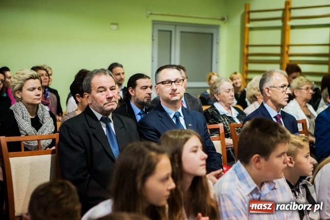 Zdjęcie w galerii na portalu naszraciborz.pl: Szkoła Podstawowa nr 3 w Raciborzu-Brzeziu ma nowy sztandar wiadomości z regionu