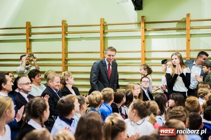 Zdjęcie w galerii na portalu naszraciborz.pl: Szkoła Podstawowa nr 3 w Raciborzu-Brzeziu ma nowy sztandar wiadomości z regionu