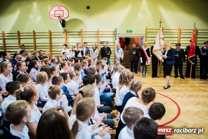 Zdjęcie w galerii na portalu naszraciborz.pl: Szkoła Podstawowa nr 3 w Raciborzu-Brzeziu ma nowy sztandar wiadomości z regionu