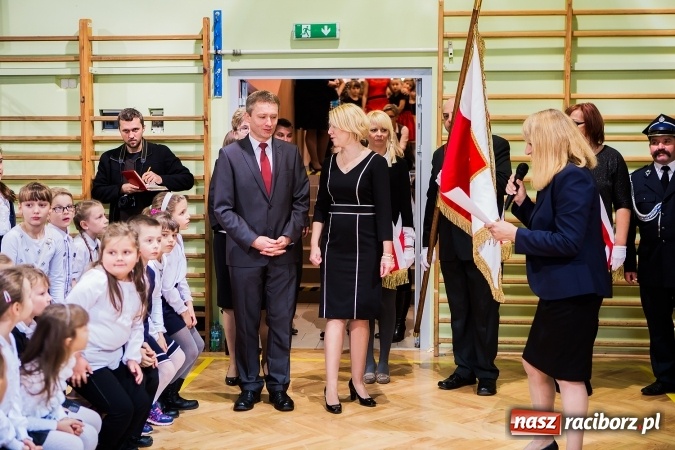 Zdjęcie w galerii na portalu naszraciborz.pl: Szkoła Podstawowa nr 3 w Raciborzu-Brzeziu ma nowy sztandar wiadomości z regionu