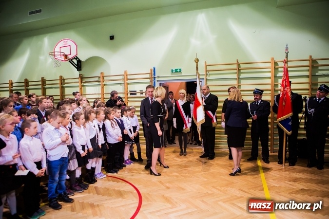 Zdjęcie w galerii na portalu naszraciborz.pl: Szkoła Podstawowa nr 3 w Raciborzu-Brzeziu ma nowy sztandar wiadomości z regionu
