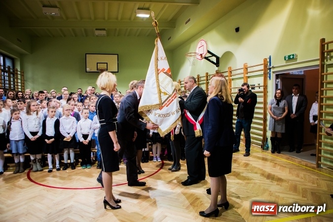 Zdjęcie w galerii na portalu naszraciborz.pl: Szkoła Podstawowa nr 3 w Raciborzu-Brzeziu ma nowy sztandar wiadomości z regionu