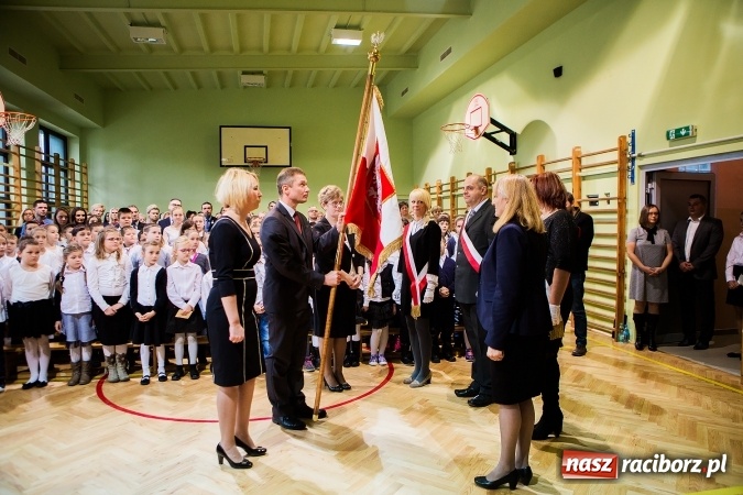 Zdjęcie w galerii na portalu naszraciborz.pl: Szkoła Podstawowa nr 3 w Raciborzu-Brzeziu ma nowy sztandar wiadomości z regionu