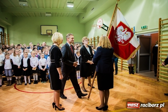Zdjęcie w galerii na portalu naszraciborz.pl: Szkoła Podstawowa nr 3 w Raciborzu-Brzeziu ma nowy sztandar wiadomości z regionu