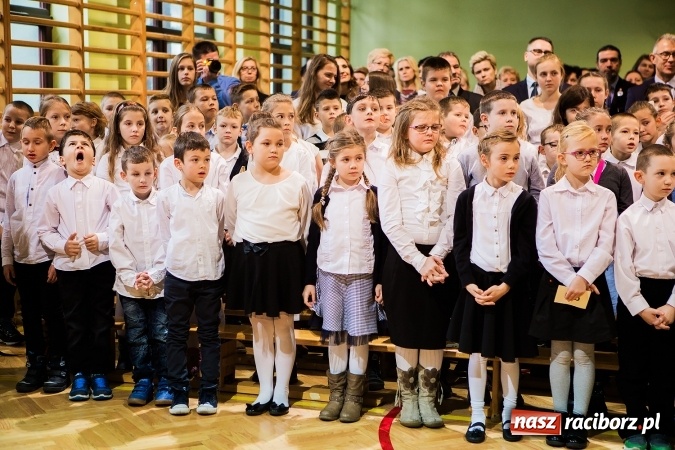 Zdjęcie w galerii na portalu naszraciborz.pl: Szkoła Podstawowa nr 3 w Raciborzu-Brzeziu ma nowy sztandar wiadomości z regionu
