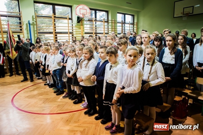 Zdjęcie w galerii na portalu naszraciborz.pl: Szkoła Podstawowa nr 3 w Raciborzu-Brzeziu ma nowy sztandar wiadomości z regionu