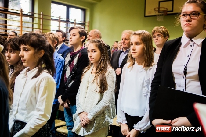 Zdjęcie w galerii na portalu naszraciborz.pl: Szkoła Podstawowa nr 3 w Raciborzu-Brzeziu ma nowy sztandar wiadomości z regionu