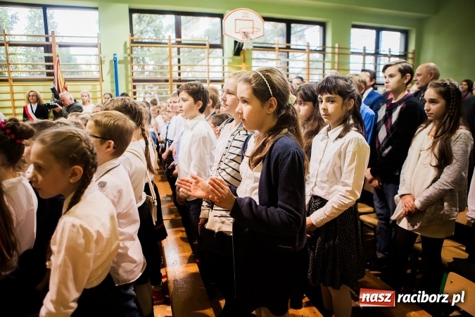 Zdjęcie w galerii na portalu naszraciborz.pl: Szkoła Podstawowa nr 3 w Raciborzu-Brzeziu ma nowy sztandar wiadomości z regionu