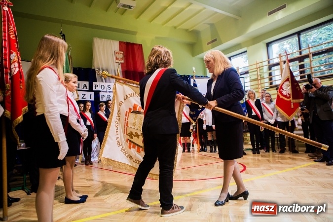 Zdjęcie w galerii na portalu naszraciborz.pl: Szkoła Podstawowa nr 3 w Raciborzu-Brzeziu ma nowy sztandar wiadomości z regionu