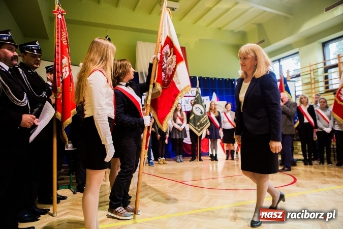 Zdjęcie w galerii na portalu naszraciborz.pl: Szkoła Podstawowa nr 3 w Raciborzu-Brzeziu ma nowy sztandar wiadomości z regionu