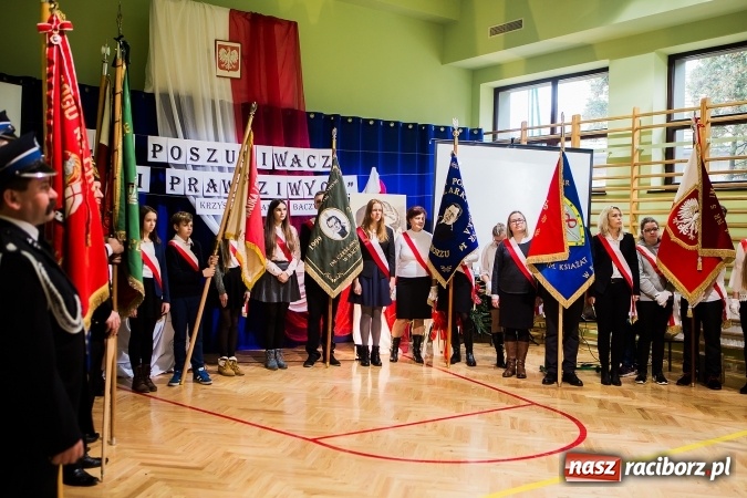 Zdjęcie w galerii na portalu naszraciborz.pl: Szkoła Podstawowa nr 3 w Raciborzu-Brzeziu ma nowy sztandar wiadomości z regionu