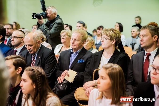 Zdjęcie w galerii na portalu naszraciborz.pl: Szkoła Podstawowa nr 3 w Raciborzu-Brzeziu ma nowy sztandar wiadomości z regionu