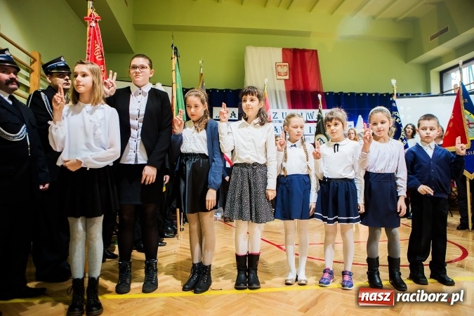 Zdjęcie w galerii na portalu naszraciborz.pl: Szkoła Podstawowa nr 3 w Raciborzu-Brzeziu ma nowy sztandar wiadomości z regionu