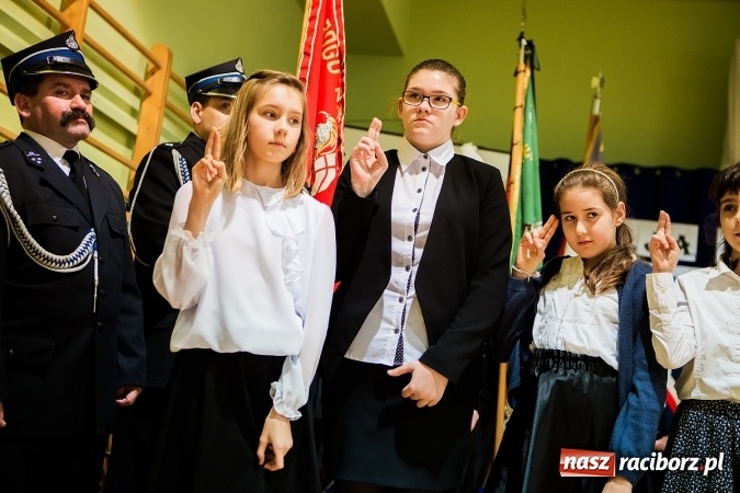 Zdjęcie w galerii na portalu naszraciborz.pl: Szkoła Podstawowa nr 3 w Raciborzu-Brzeziu ma nowy sztandar wiadomości z regionu