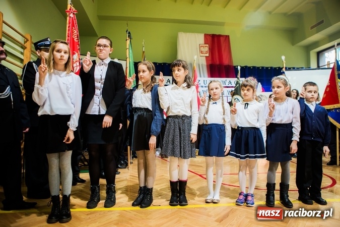 Zdjęcie w galerii na portalu naszraciborz.pl: Szkoła Podstawowa nr 3 w Raciborzu-Brzeziu ma nowy sztandar wiadomości z regionu