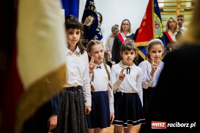Zdjęcie w galerii na portalu naszraciborz.pl: Szkoła Podstawowa nr 3 w Raciborzu-Brzeziu ma nowy sztandar wiadomości z regionu