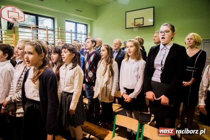 Zdjęcie w galerii na portalu naszraciborz.pl: Szkoła Podstawowa nr 3 w Raciborzu-Brzeziu ma nowy sztandar wiadomości z regionu