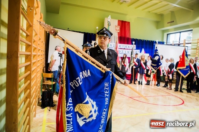 Zdjęcie w galerii na portalu naszraciborz.pl: Szkoła Podstawowa nr 3 w Raciborzu-Brzeziu ma nowy sztandar wiadomości z regionu