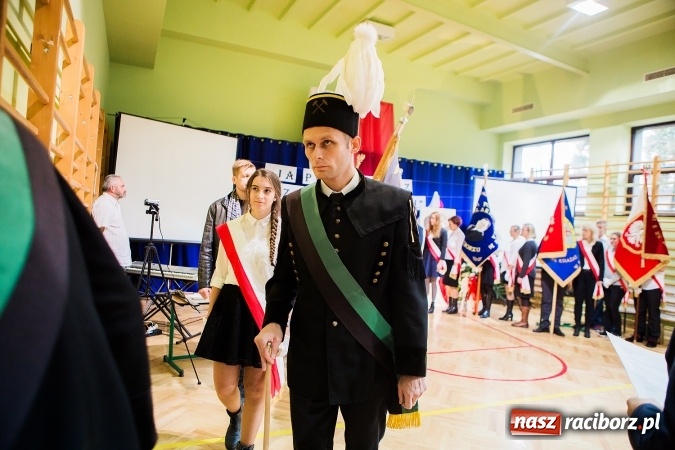 Zdjęcie w galerii na portalu naszraciborz.pl: Szkoła Podstawowa nr 3 w Raciborzu-Brzeziu ma nowy sztandar wiadomości z regionu