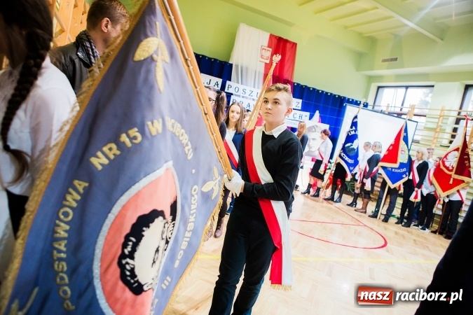Zdjęcie w galerii na portalu naszraciborz.pl: Szkoła Podstawowa nr 3 w Raciborzu-Brzeziu ma nowy sztandar wiadomości z regionu