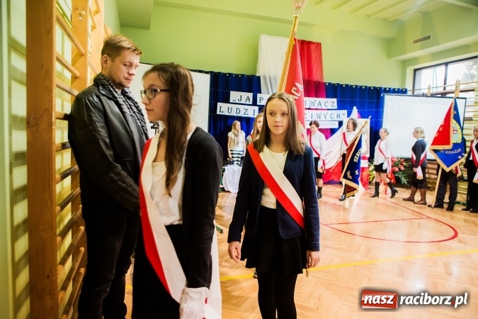 Zdjęcie w galerii na portalu naszraciborz.pl: Szkoła Podstawowa nr 3 w Raciborzu-Brzeziu ma nowy sztandar wiadomości z regionu