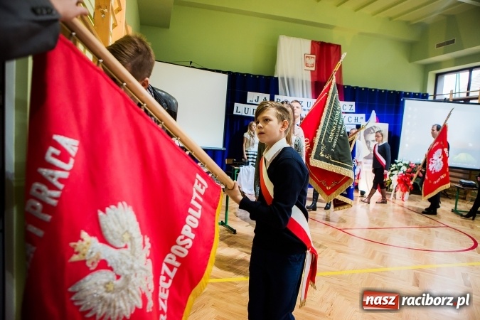 Zdjęcie w galerii na portalu naszraciborz.pl: Szkoła Podstawowa nr 3 w Raciborzu-Brzeziu ma nowy sztandar wiadomości z regionu