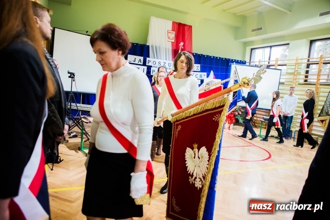 Zdjęcie w galerii na portalu naszraciborz.pl: Szkoła Podstawowa nr 3 w Raciborzu-Brzeziu ma nowy sztandar wiadomości z regionu