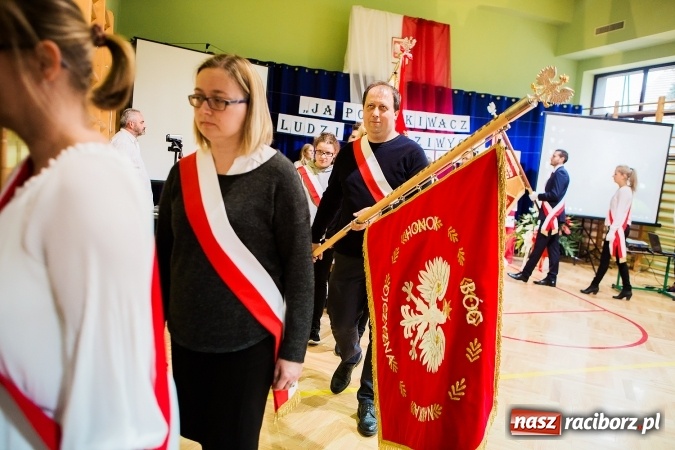 Zdjęcie w galerii na portalu naszraciborz.pl: Szkoła Podstawowa nr 3 w Raciborzu-Brzeziu ma nowy sztandar wiadomości z regionu