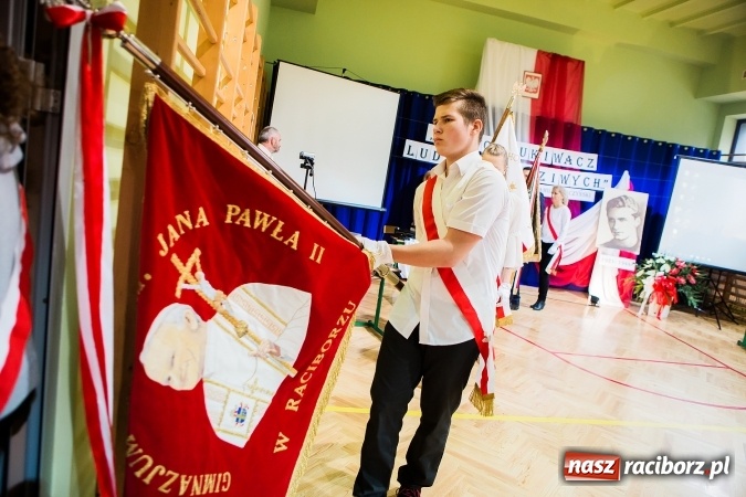 Zdjęcie w galerii na portalu naszraciborz.pl: Szkoła Podstawowa nr 3 w Raciborzu-Brzeziu ma nowy sztandar wiadomości z regionu