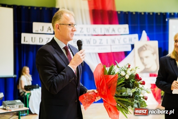 Zdjęcie w galerii na portalu naszraciborz.pl: Szkoła Podstawowa nr 3 w Raciborzu-Brzeziu ma nowy sztandar wiadomości z regionu