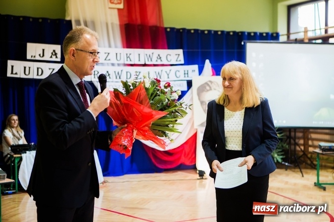 Zdjęcie w galerii na portalu naszraciborz.pl: Szkoła Podstawowa nr 3 w Raciborzu-Brzeziu ma nowy sztandar wiadomości z regionu