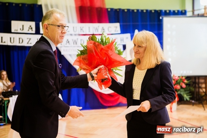 Zdjęcie w galerii na portalu naszraciborz.pl: Szkoła Podstawowa nr 3 w Raciborzu-Brzeziu ma nowy sztandar wiadomości z regionu