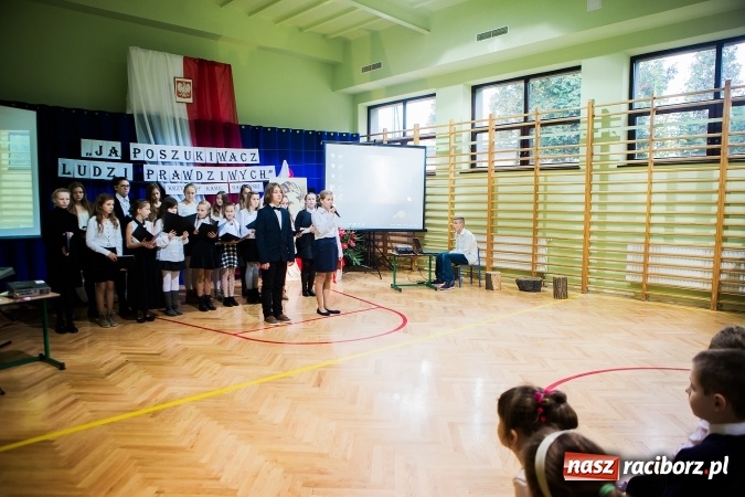 Zdjęcie w galerii na portalu naszraciborz.pl: Szkoła Podstawowa nr 3 w Raciborzu-Brzeziu ma nowy sztandar wiadomości z regionu