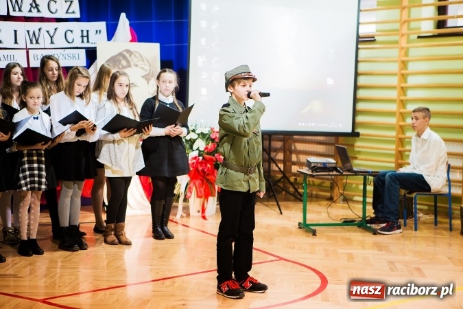 Zdjęcie w galerii na portalu naszraciborz.pl: Szkoła Podstawowa nr 3 w Raciborzu-Brzeziu ma nowy sztandar wiadomości z regionu