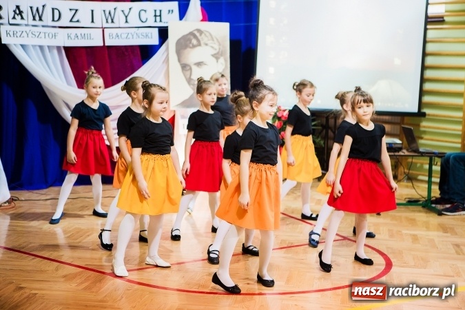 Zdjęcie w galerii na portalu naszraciborz.pl: Szkoła Podstawowa nr 3 w Raciborzu-Brzeziu ma nowy sztandar wiadomości z regionu