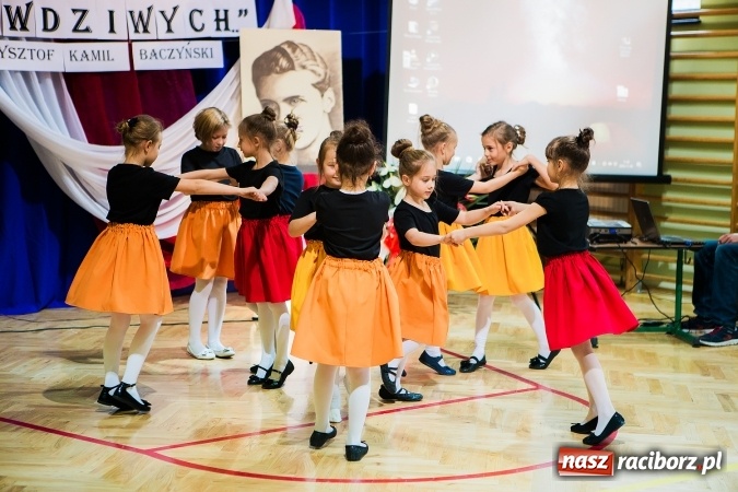 Zdjęcie w galerii na portalu naszraciborz.pl: Szkoła Podstawowa nr 3 w Raciborzu-Brzeziu ma nowy sztandar wiadomości z regionu