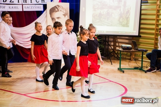 Zdjęcie w galerii na portalu naszraciborz.pl: Szkoła Podstawowa nr 3 w Raciborzu-Brzeziu ma nowy sztandar wiadomości z regionu