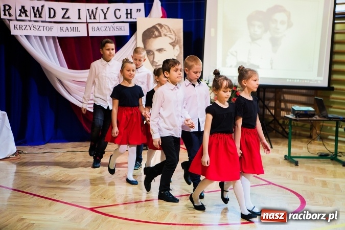 Zdjęcie w galerii na portalu naszraciborz.pl: Szkoła Podstawowa nr 3 w Raciborzu-Brzeziu ma nowy sztandar wiadomości z regionu