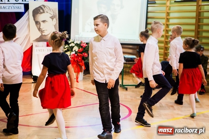 Zdjęcie w galerii na portalu naszraciborz.pl: Szkoła Podstawowa nr 3 w Raciborzu-Brzeziu ma nowy sztandar wiadomości z regionu