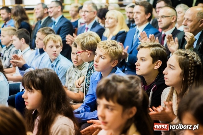 Zdjęcie w galerii na portalu naszraciborz.pl: Szkoła Podstawowa nr 3 w Raciborzu-Brzeziu ma nowy sztandar wiadomości z regionu