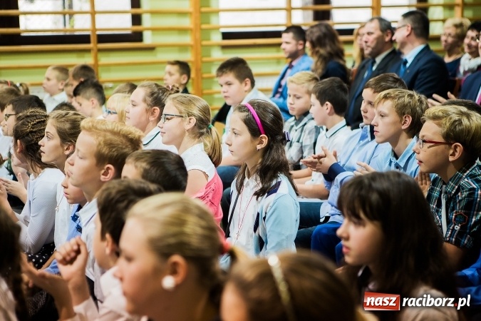Zdjęcie w galerii na portalu naszraciborz.pl: Szkoła Podstawowa nr 3 w Raciborzu-Brzeziu ma nowy sztandar wiadomości z regionu