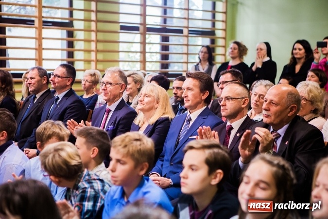 Zdjęcie w galerii na portalu naszraciborz.pl: Szkoła Podstawowa nr 3 w Raciborzu-Brzeziu ma nowy sztandar wiadomości z regionu