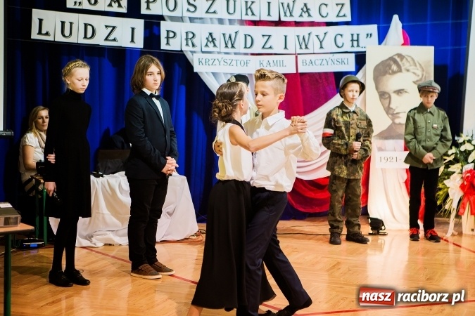 Zdjęcie w galerii na portalu naszraciborz.pl: Szkoła Podstawowa nr 3 w Raciborzu-Brzeziu ma nowy sztandar wiadomości z regionu