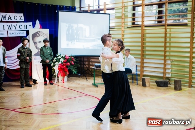 Zdjęcie w galerii na portalu naszraciborz.pl: Szkoła Podstawowa nr 3 w Raciborzu-Brzeziu ma nowy sztandar wiadomości z regionu