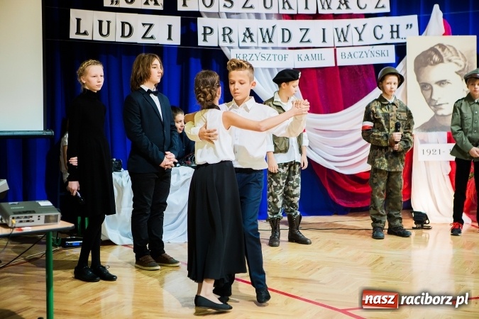 Zdjęcie w galerii na portalu naszraciborz.pl: Szkoła Podstawowa nr 3 w Raciborzu-Brzeziu ma nowy sztandar wiadomości z regionu