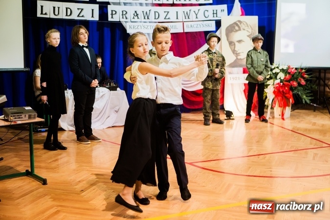 Zdjęcie w galerii na portalu naszraciborz.pl: Szkoła Podstawowa nr 3 w Raciborzu-Brzeziu ma nowy sztandar wiadomości z regionu