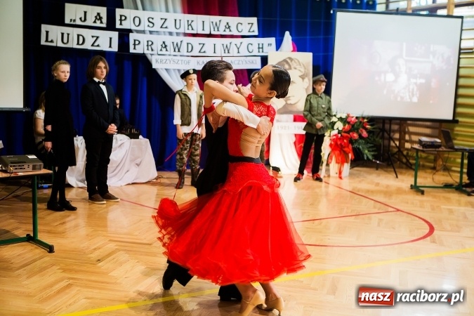 Zdjęcie w galerii na portalu naszraciborz.pl: Szkoła Podstawowa nr 3 w Raciborzu-Brzeziu ma nowy sztandar wiadomości z regionu