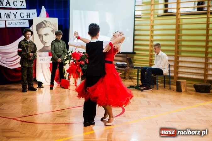 Zdjęcie w galerii na portalu naszraciborz.pl: Szkoła Podstawowa nr 3 w Raciborzu-Brzeziu ma nowy sztandar wiadomości z regionu